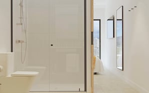 Chambre Simple Supérieure, balcon (BRUNCH UNLIMITED) | Salle de bain | Sèche-cheveux, serviettes fournies, savon, papier toilette