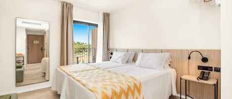 Quarto casal, sacada (BRUNCH UNLIMITED) | Cofres nos quartos, escrivaninha, Wi-Fi de cortesia, roupa de cama