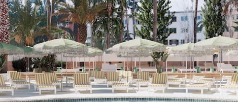 Kolam renang outdoor, dengan payung kolam renang dan kursi berjemur