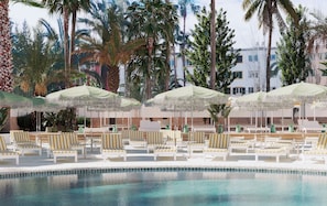 Piscina externa, guarda-sóis, espreguiçadeiras