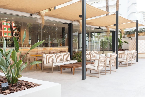 Poolside bar
