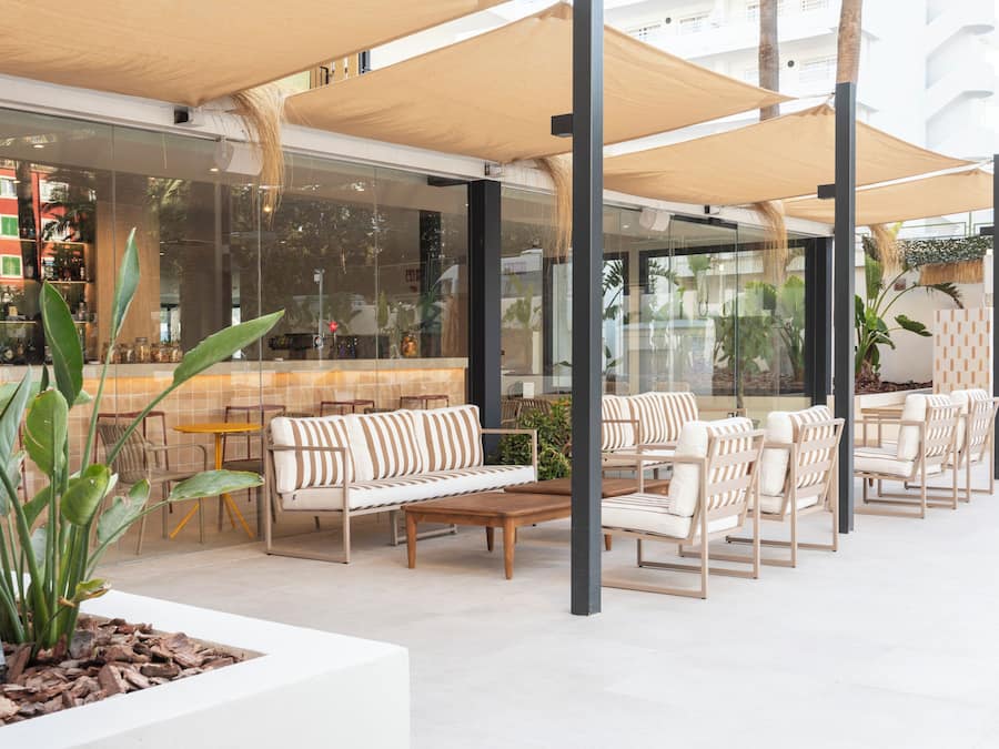 Bar junto a la piscina
