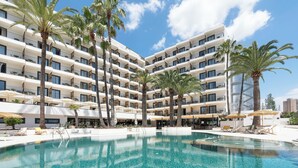 A hotel with a large pool, multiple balconies, and palm trees. - Tangerine by Honne Hotels - Adults Only ¨New Opennig¨ (Calvia)