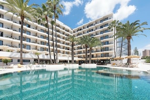 A hotel with a large pool, multiple balconies, and palm trees. - Tangerine by Honne Hotels - Adults Only ¨New Opennig¨ (Calvia)