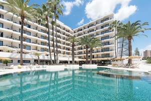 Outdoor pool, pool umbrellas, sun loungers