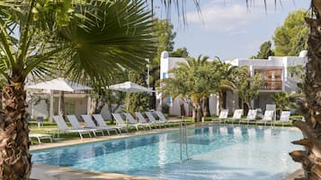 Una piscina al aire libre de temporada (de 10:30 a 18:30), sombrillas