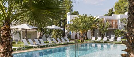 Piscina externa sazonal, funciona das 10h30 às 18h30, guarda-sóis