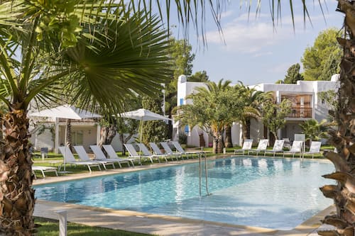Piscina externa sazonal, funciona das 10h30 às 18h30, guarda-sóis