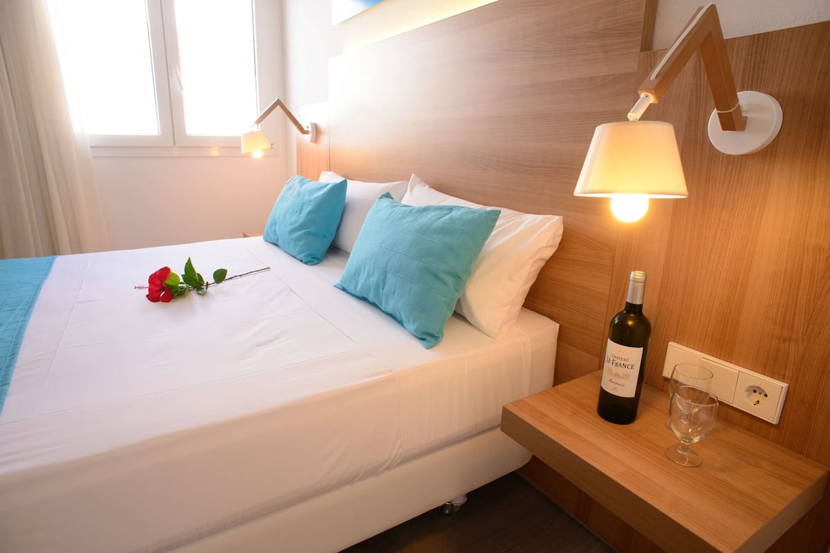 2 bedrooms, minibar, desk, blackout curtains