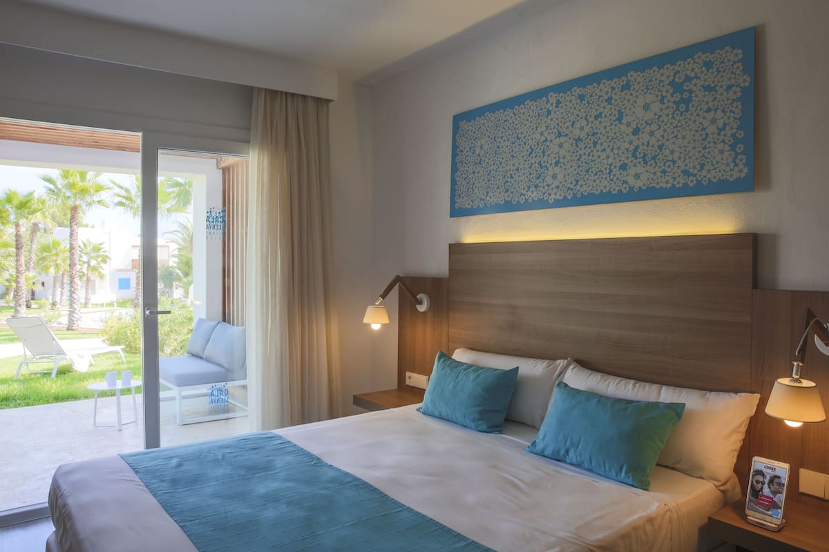 2 bedrooms, minibar, desk, blackout drapes