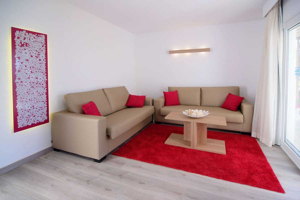 2 bedrooms, minibar, desk, blackout curtains