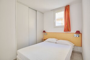 Apartment, 1 Bedroom (Maisonnette) | Iron/ironing board, cots/infant beds, bed sheets - Résidence Odalys Le Grand Bleu (Vendres)