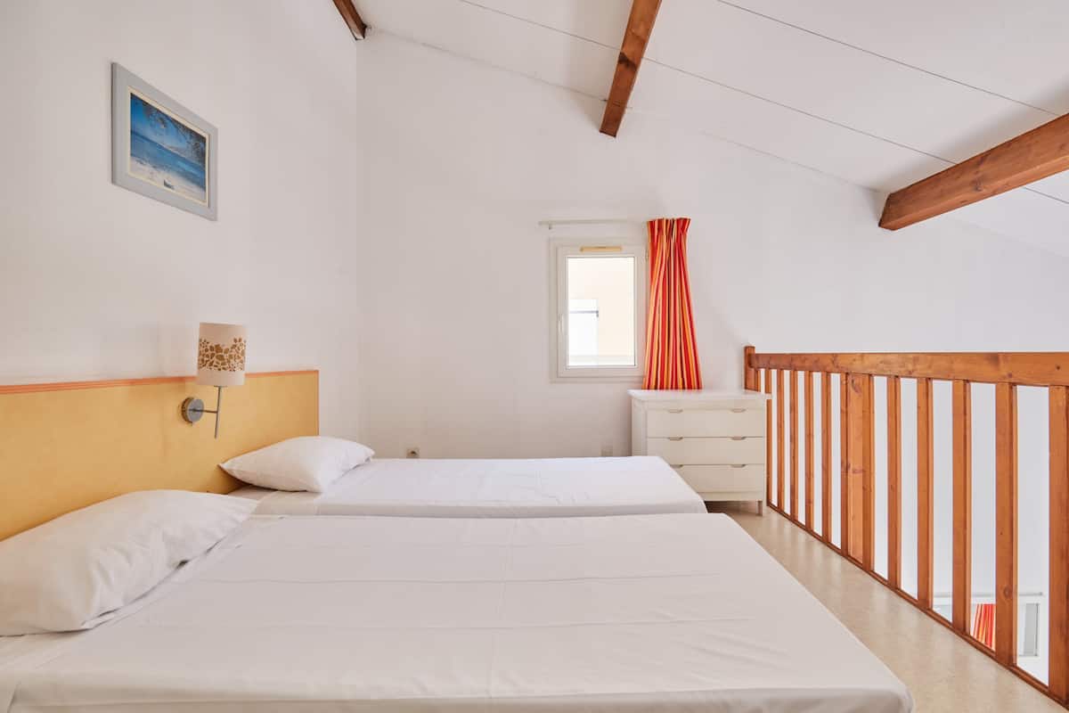 Iron/ironing board (on request), cribs (surcharge), bed sheets