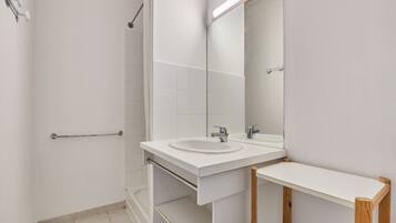 Apartment, 1 Bedroom (Maisonnette) | Bathroom | Shower, towels