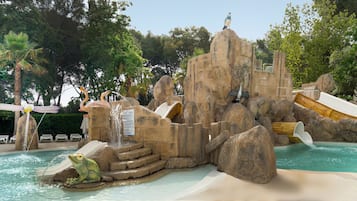 Piscine extérieure, parasols de plage, chaises longues