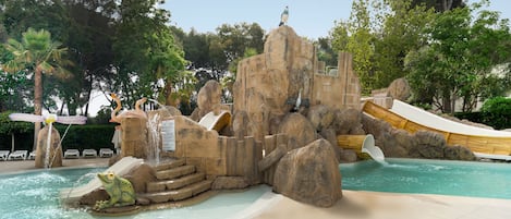 Piscine extérieure, parasols de plage, chaises longues