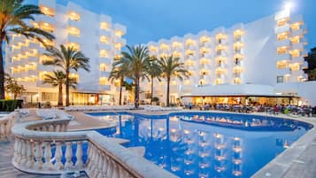 Outdoor pool, pool umbrellas, sun loungers