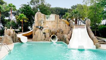 室外游泳池,池畔遮阳伞,日光浴躺椅