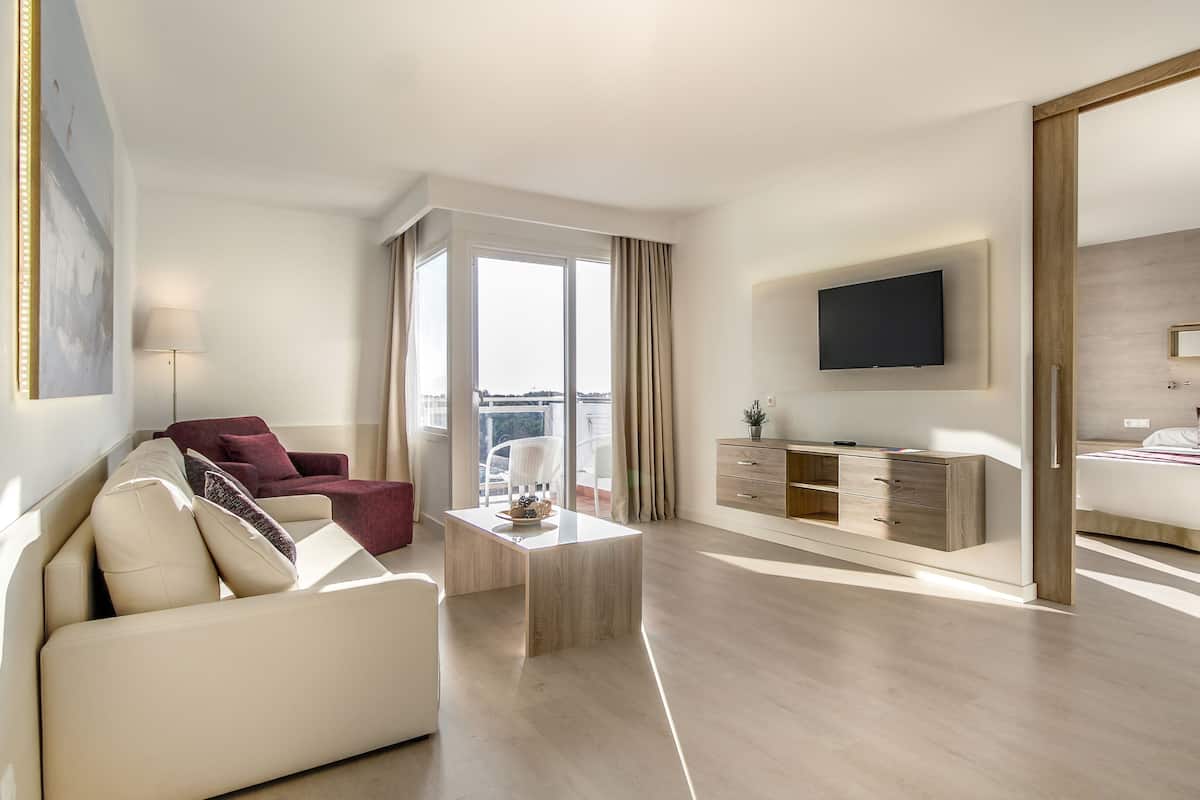 Suite, Balcony | Desk, free WiFi, bed sheets