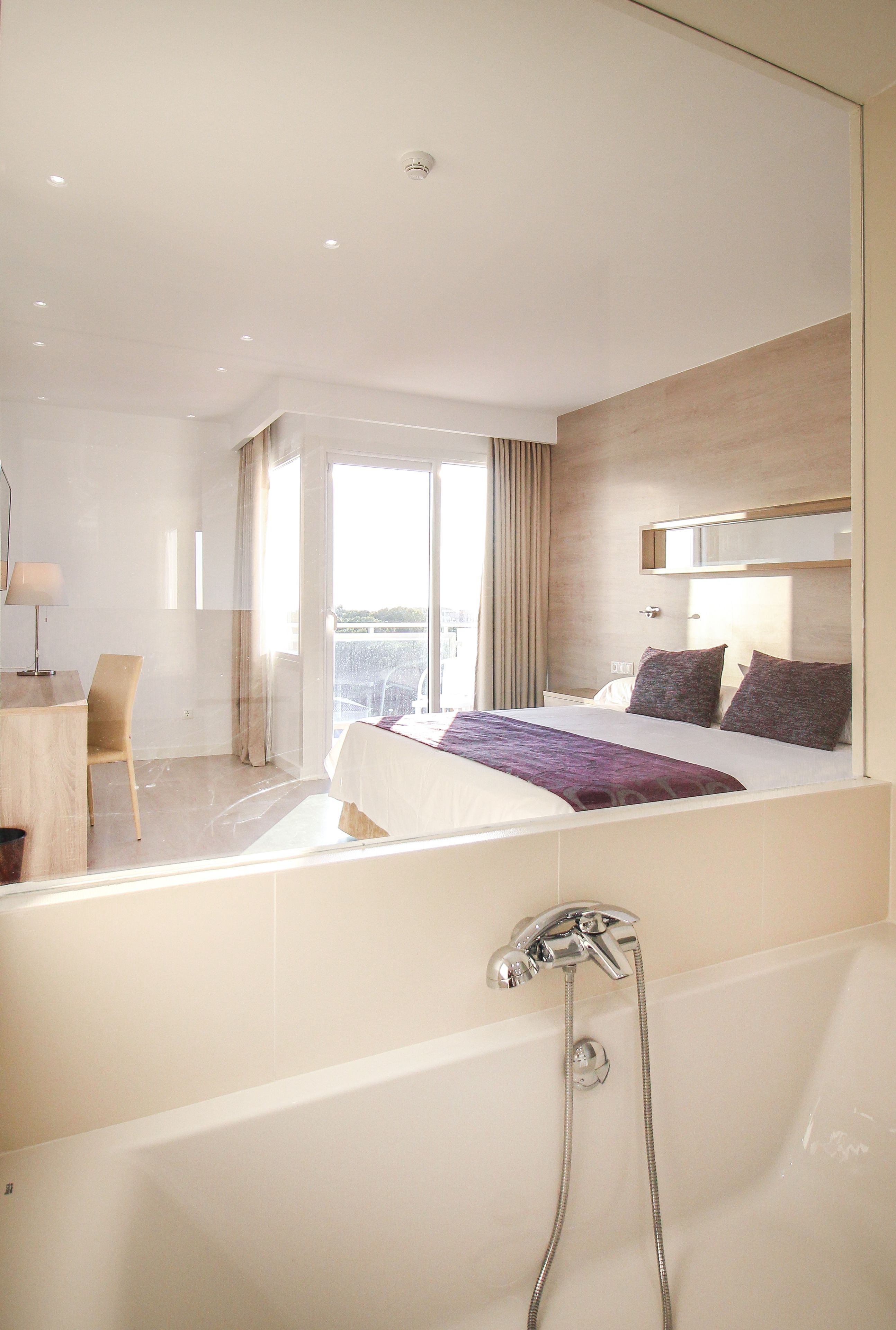 Suite, balkon | Een bureau, gratis wifi, beddengoed