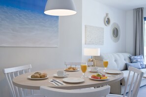 Apartamento, 1 Dormitorio, Balcón (2 adultos + 2 niños) | Sala de estar | Una televisión