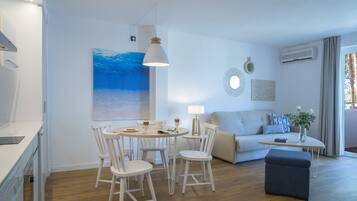 Huoneisto, 1 makuuhuone, parveke (2 adults + 2 children) | Yksityinen keittiö | Jääkaappi, leivänpaahdin, siivousvälineet