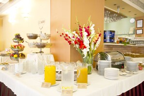 Free daily buffet breakfast