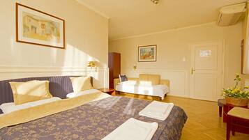 Business Room, 1 Double Bed | In-room safe, desk, iron/ironing board, free WiFi