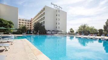 Una piscina techada, 2 piscinas al aire libre