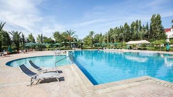 Una piscina techada, 2 piscinas al aire libre