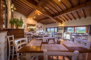 Petit déjeuner buffet (9 EUR par personne)