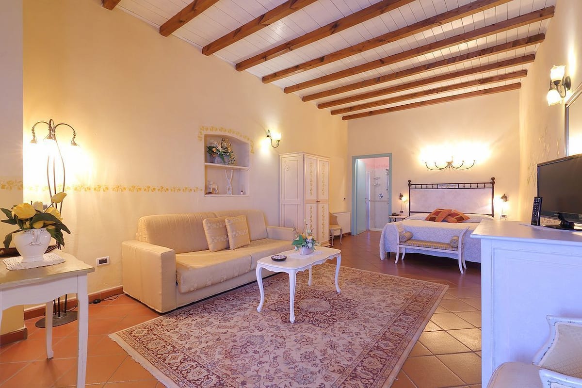 deluxe double room | minibar, in-room safe, individually decorated, desk