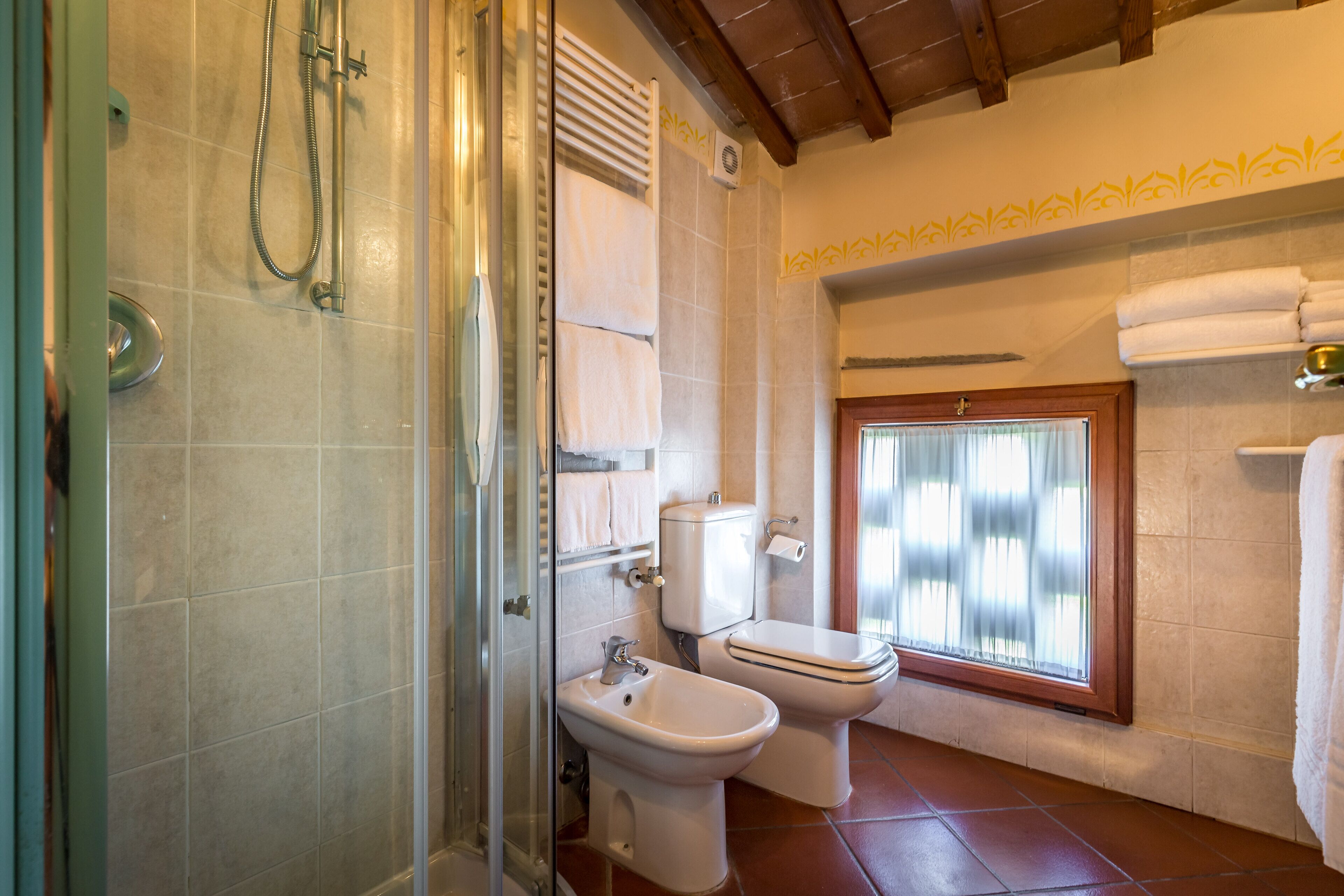 senior suite | bathroom | free toiletries, hair dryer, bidet, towels