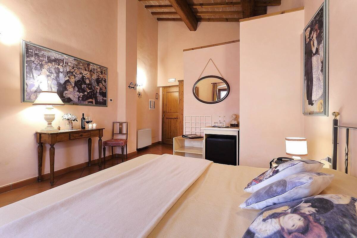 minibar, in-room safe, individually decorated, desk