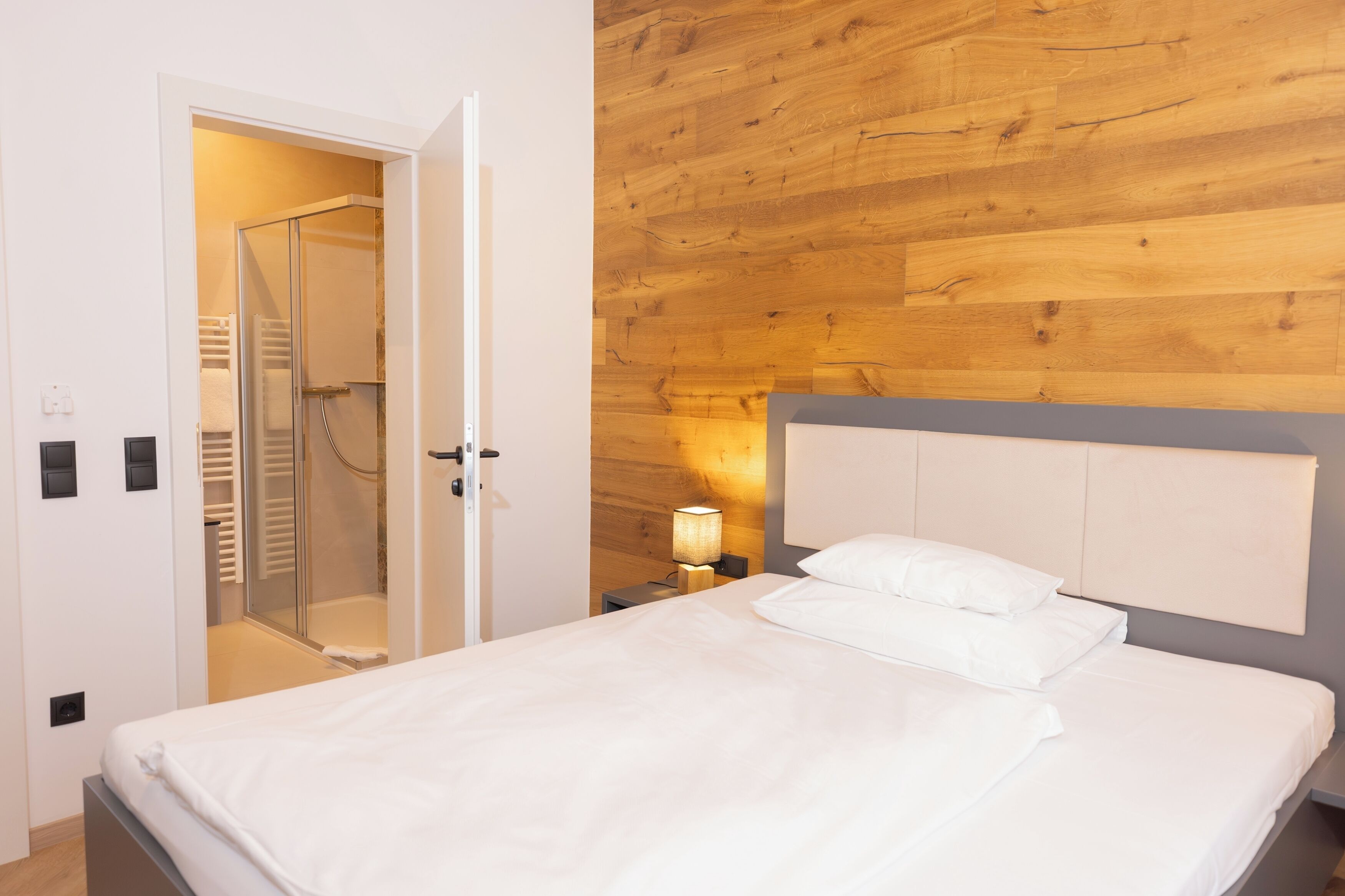 business single room, 1 queen bed | premium bedding, minibar, in-room safe, individually decorated