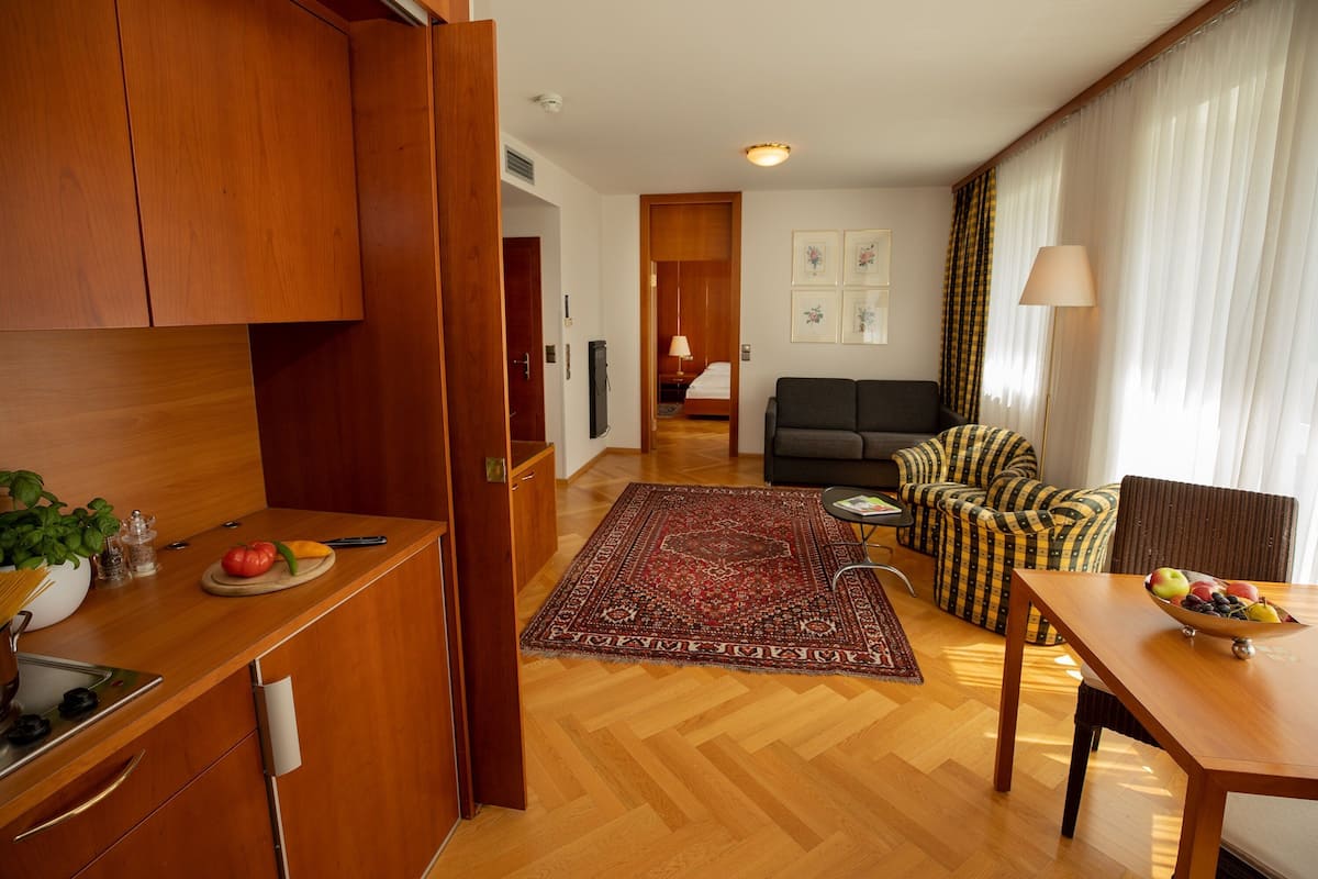 Standaard appartement | Woonkamer | Een televisie