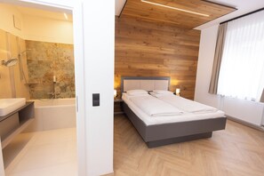 Business Double Room | Peralatan tempat tidur premium, peti besi dalam bilik