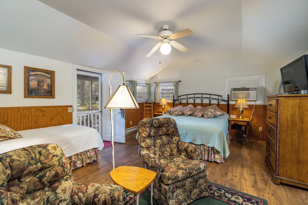 Deluxe Room | Individually decorated, individually furnished, iron/ironing board