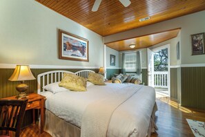 Individually decorated, individually furnished, desk, iron/ironing board - Highland Lake Inn & Resort (Flat Rock)