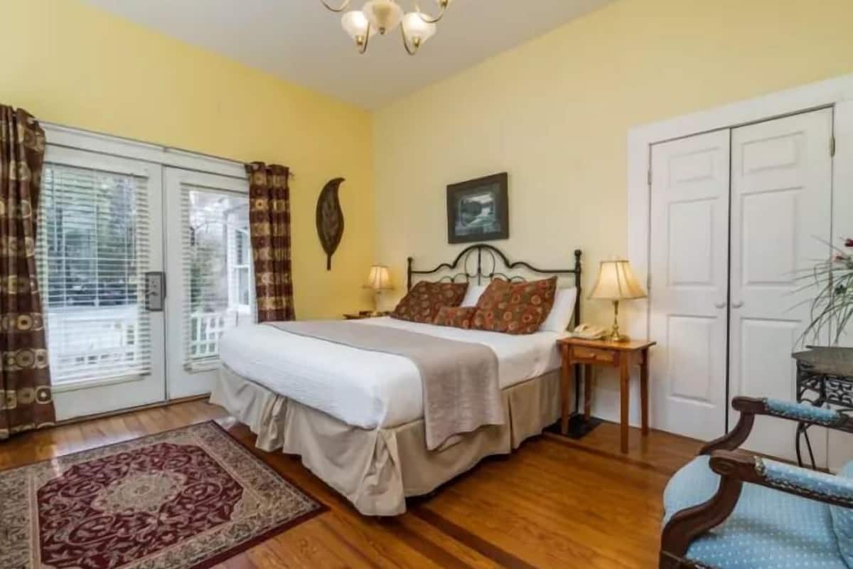 Woodward House Room with Patio