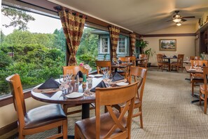 Petit déjeuner, déjeuner, dîner et brunch servis sur place