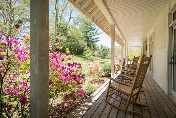 Terrace/patio - Highland Lake Inn & Resort (Flat Rock)