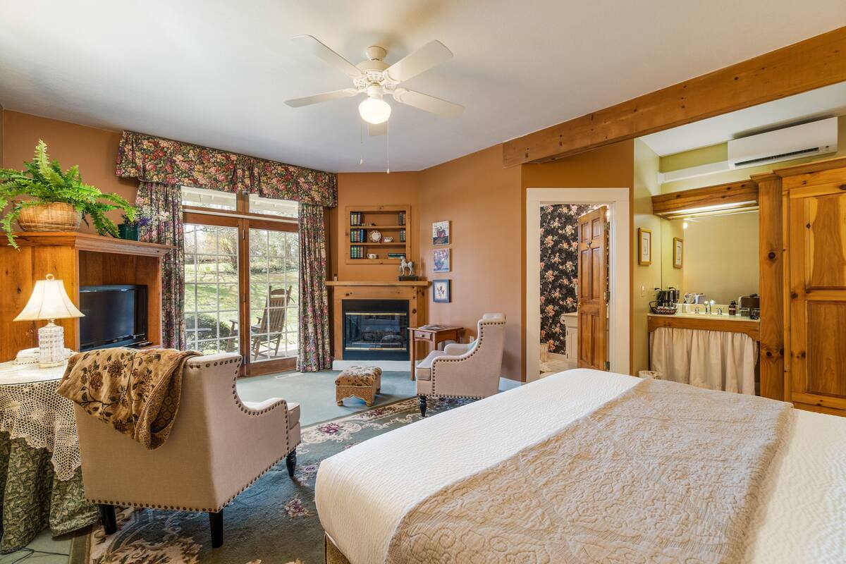 Woodward House Room with Fireplace and Patio | アイロン / アイロン台、WiFi (無料)、客室ごとに異なる装飾、客室ごとに異なるインテリア