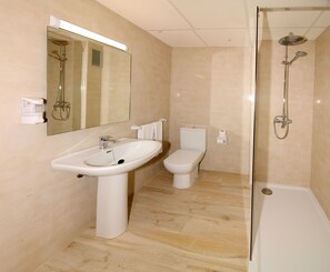 Studio, 2 Single Beds | Bathroom | Shower, towels