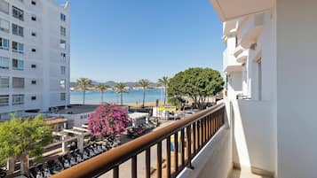Studio, 2 Twin Beds | Terrace/patio
