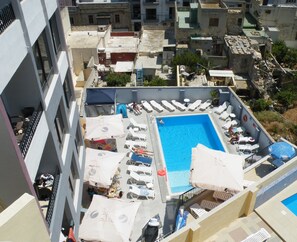 Outdoor pool, pool umbrellas, pool loungers - Dean Hamlet Hotel (St. Julian's)