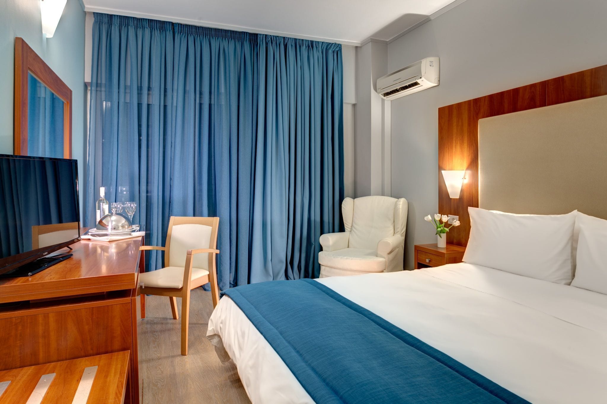 superior double or twin room | pillow-top beds, minibar, in-room safe, desk