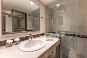 Familiekamer, kamers met tussendeur, uitzicht op de stad | Badkamer | Gratis toiletartikelen, een haardroger, handdoeken