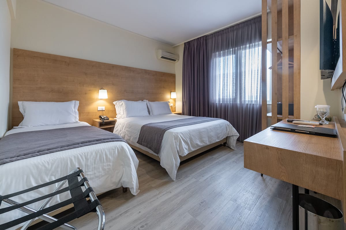 Pillowtop-bedden, een minibar, een kluis op de kamer, een bureau