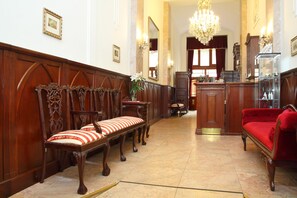 Coin salon dans le hall